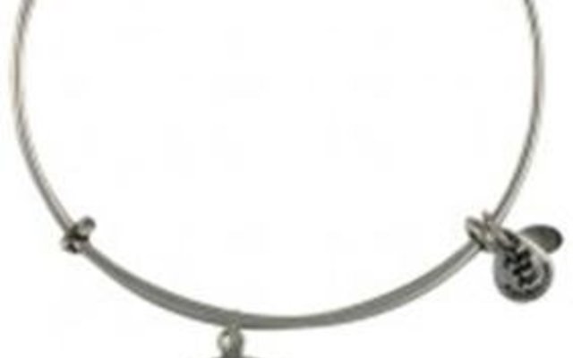 Fyn silwer armband met presies die ontwerpte â€œmedaljesâ€ op.  Die groter medalje het die motief van sewe swaarde.